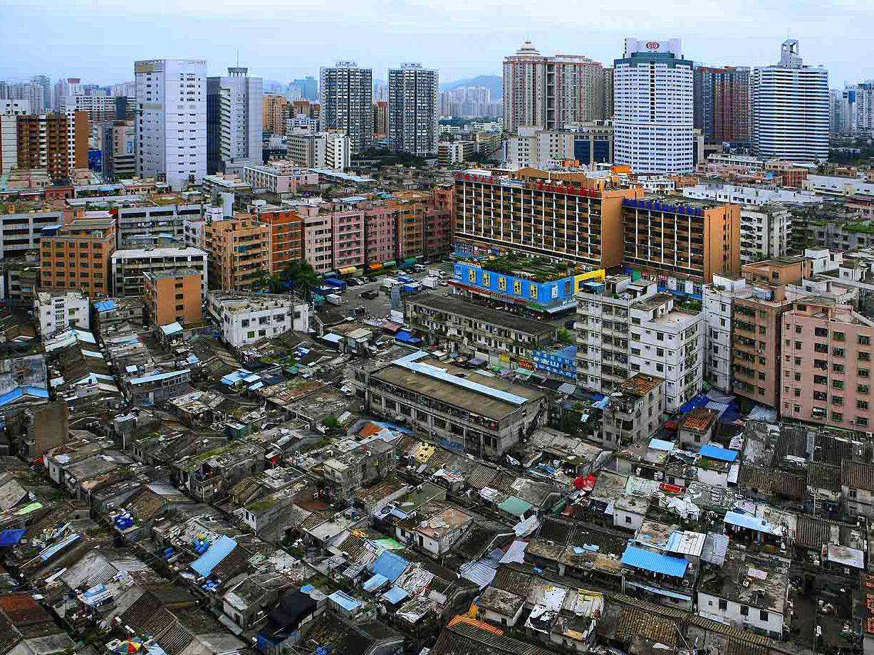 经过改造,湖南省湘潭市雨湖区城正街洗脚桥社区道路铺了沥青,老房子