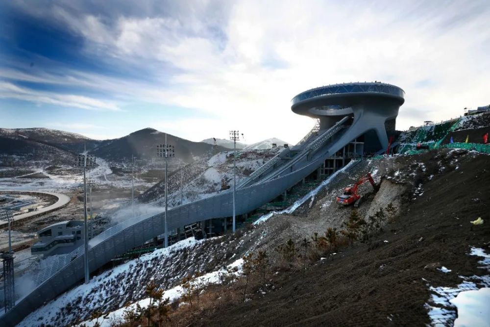 记者专访了北京冬奥场馆首钢大跳台和崇礼太子城跳台滑雪场地的设计