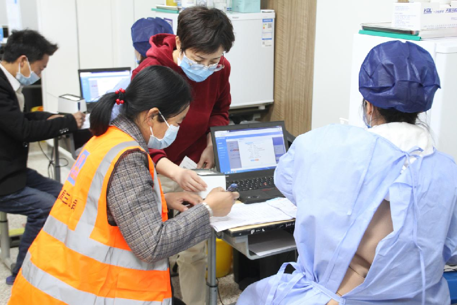 党员干部先行一步，江苏南通某项目组织施工一线农民工接种疫苗.png