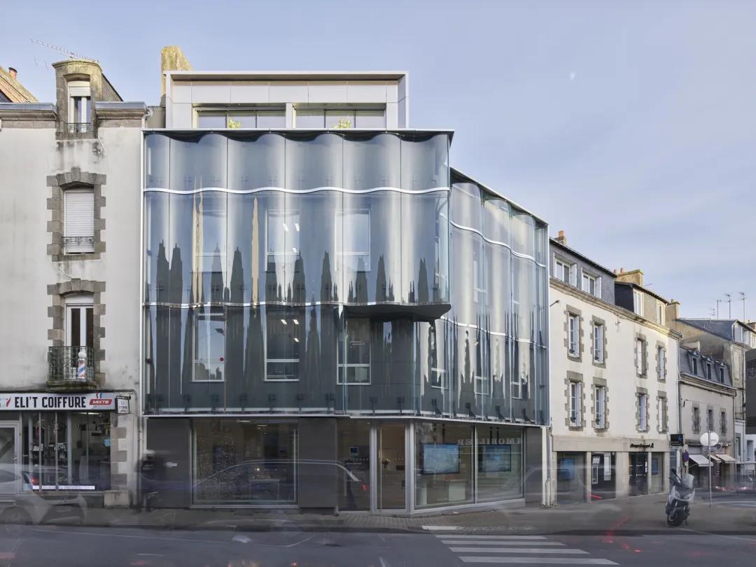 法国老城银行更新成为办公室，历史感与现代感毫无违和感1.jpg