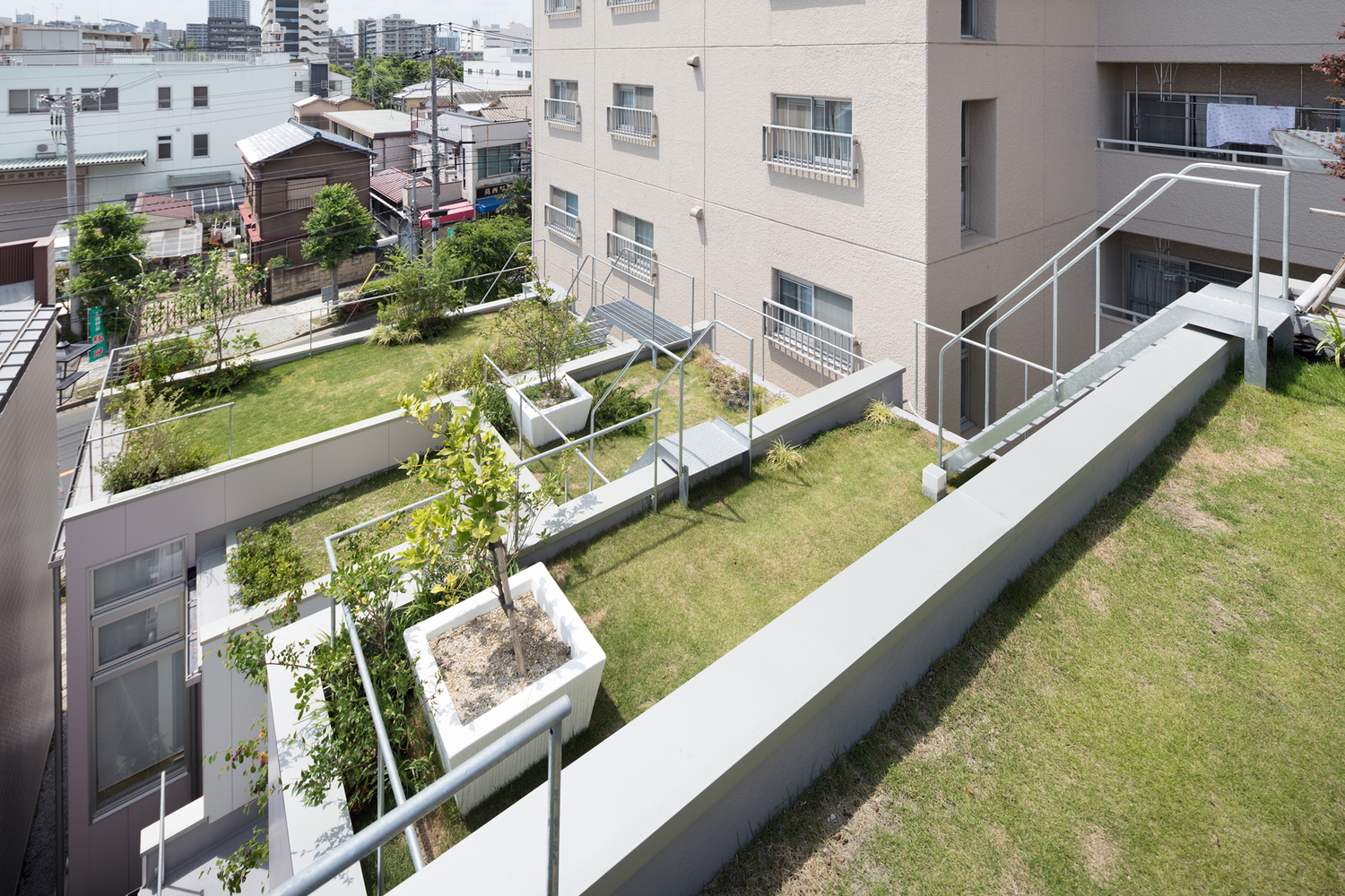 东京层叠花园宅，让屋顶充满生机展现自然绿意.jpg