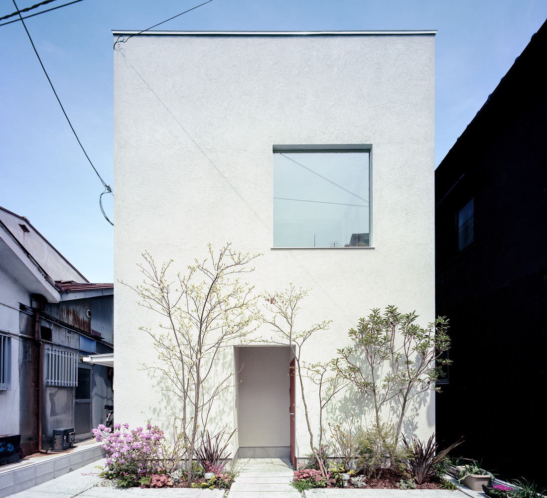 大阪上本町住宅，用创建功能和自然光的渐变解决采光问题.jpg