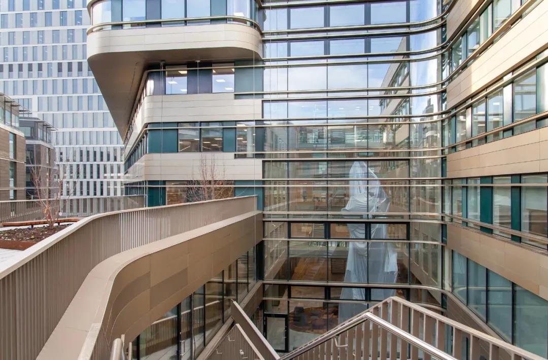 奥斯陆最大的办公综合体，用金色立面诠释现有建筑的结构.jpg