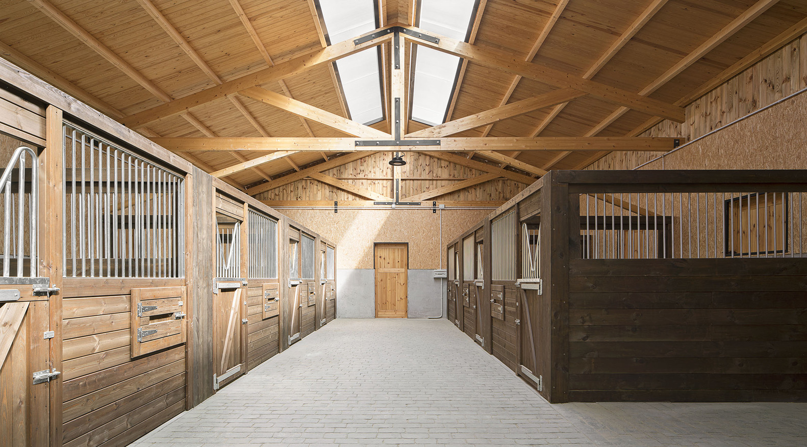 西班牙马厩酒店，用木质结构将项目体量与环境融为一体.jpg