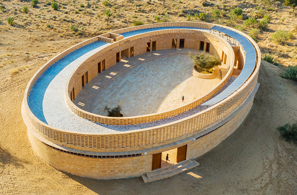 印度女子学校造型独特，嵌入沙丘的圆环.jpg