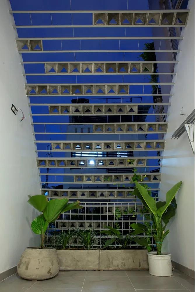 超窄住宅VY ANH House，打造立面上的百叶窗系统.jpg