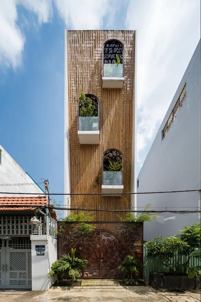 夹缝住宅Floating Nest，用“绿色植物”和“空隙”来分隔功能空间1.jpg