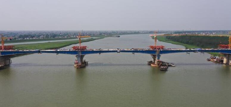 南阳湘江特大桥左幅合龙段完成混凝土浇筑，又一座国内桥梁之最.jpg