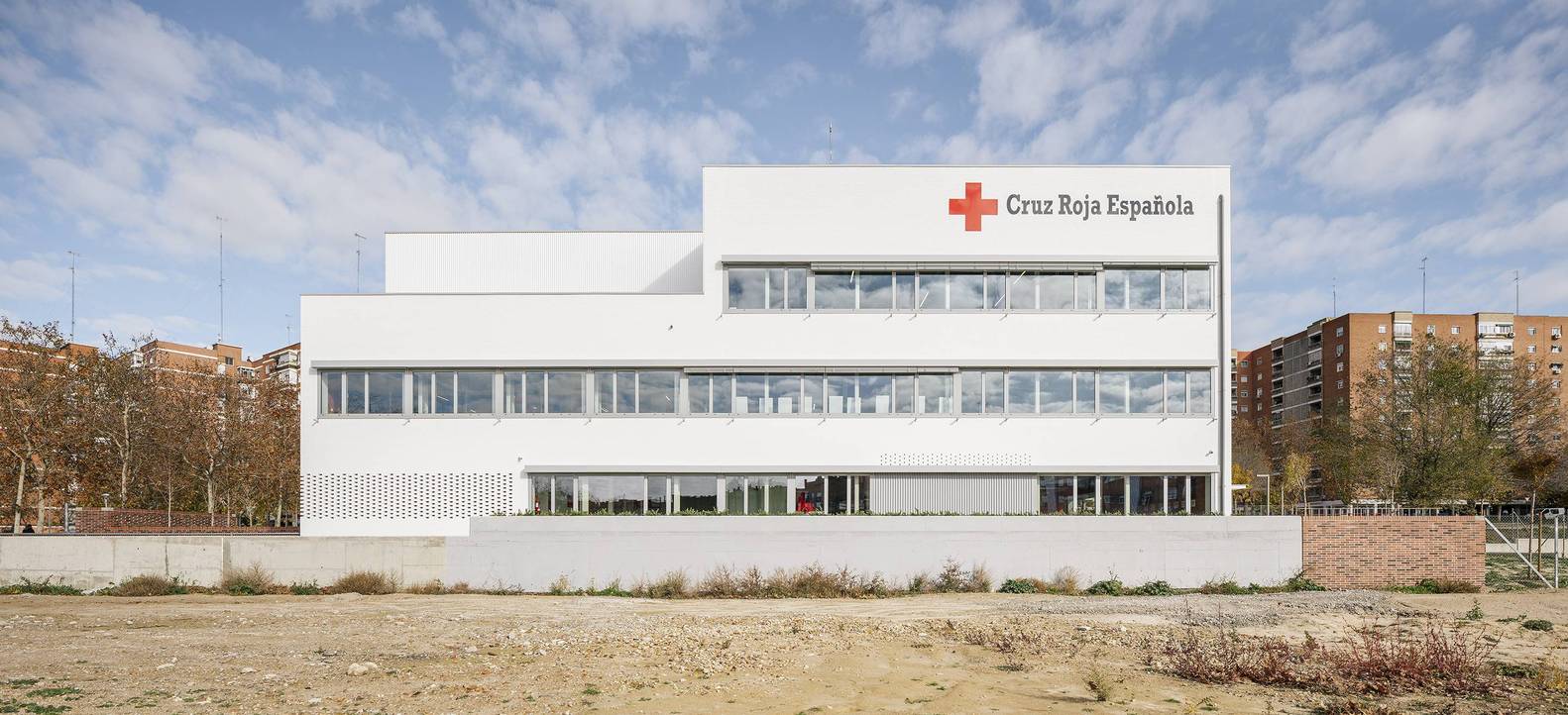 西班牙红十字会总部，用建筑几何形式展现紧凑.jpg