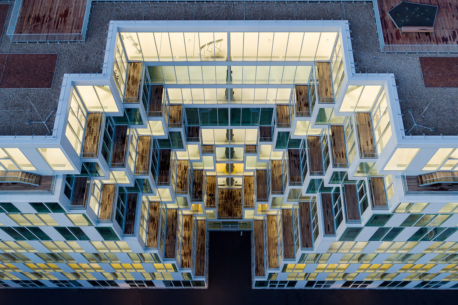柏林上城综合体打造递进立面，将方形建筑体块变为数字化办公空间.jpg