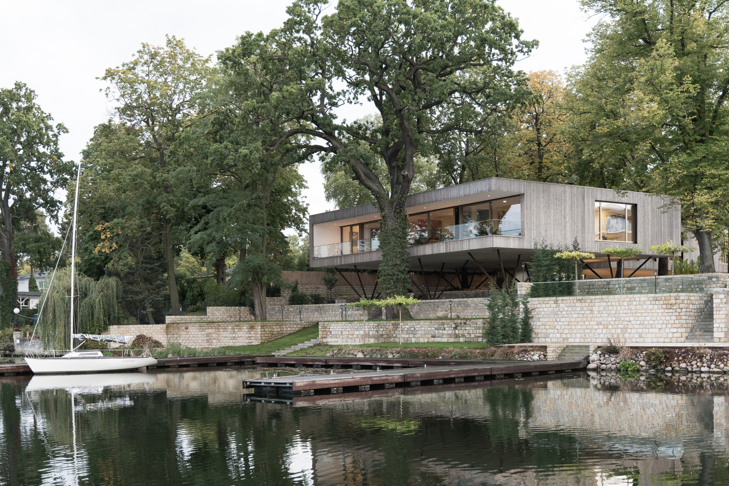 德国湖边之家，与周边大自然相融为一体而消隐.jpg