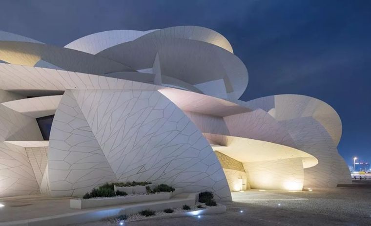 卡塔尔国家博物馆新馆，展示着沙漠中神奇自然现象的独特美感.jpg