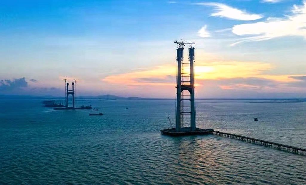 世界最大跨度公铁两用斜拉桥5号主墩承台完工，将成为世界最高桥塔.jpg