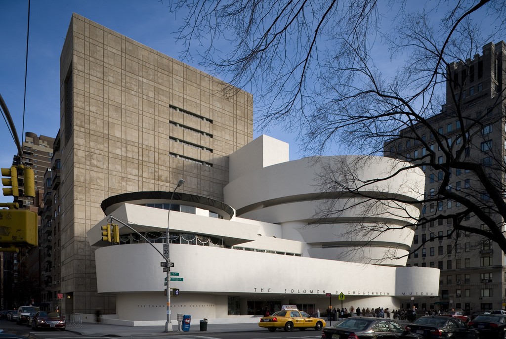 美国古根海姆博物馆，曲线线条与曼哈顿城市网格形成鲜明对比.jpg