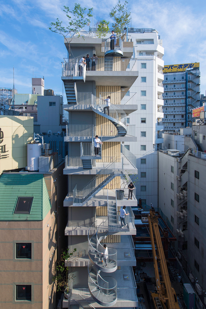 生存在建筑夹缝中白色酒店，让旅客感受到城市独到之处1.jpg