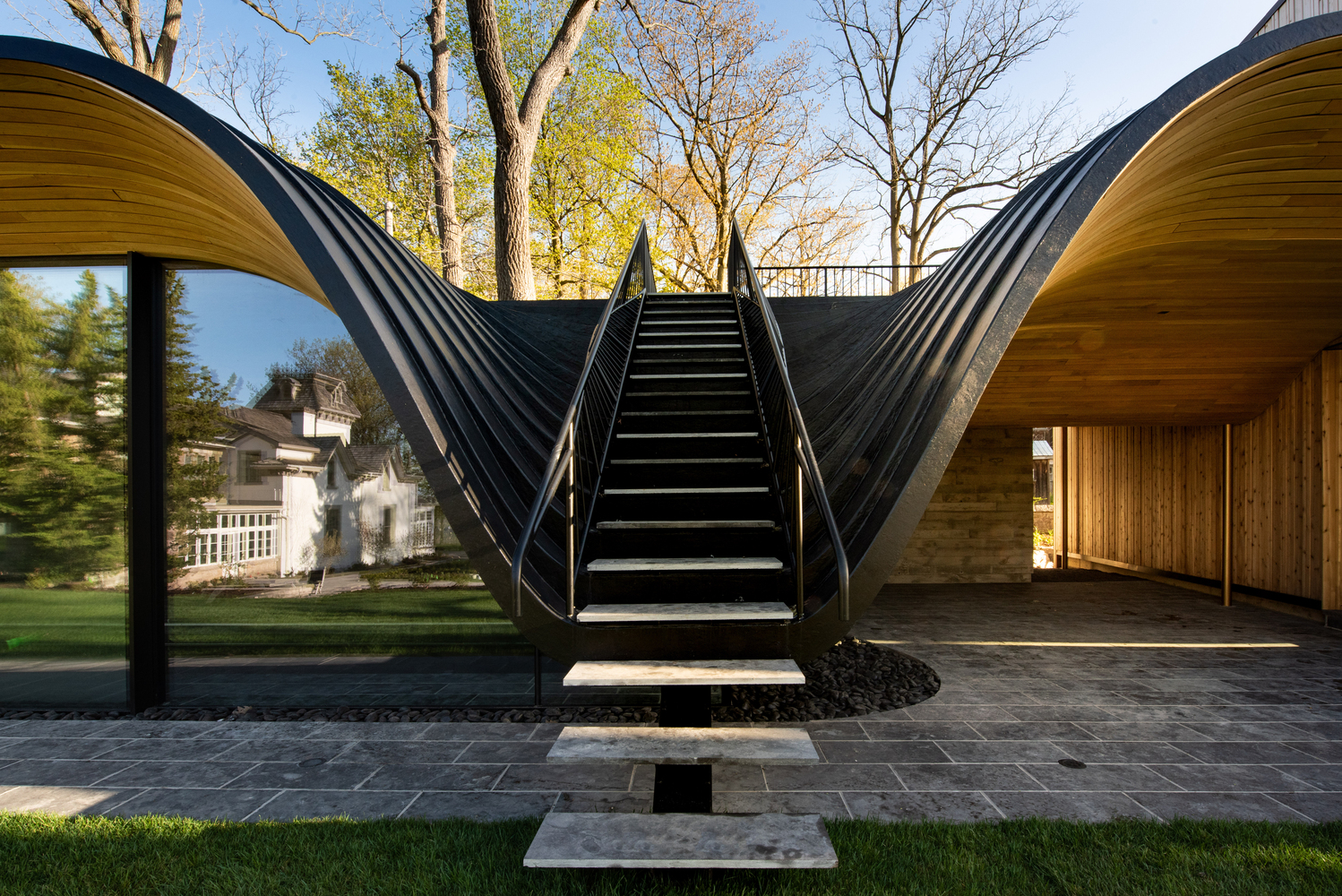 加拿大折叠小屋，采用薄壳钢结构的支架和楼梯.jpg