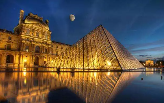 贝津铭作品卢浮宫，用玻璃和水用将巴黎天空融入建筑.png