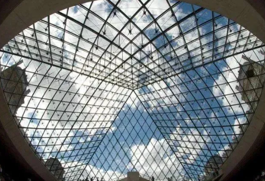 贝津铭作品卢浮宫，用玻璃和水用将巴黎天空融入建筑.png