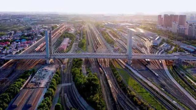 哈尔滨哈西大桥顺利完工，国内高寒地区转体重量最大转体斜拉桥.jpeg