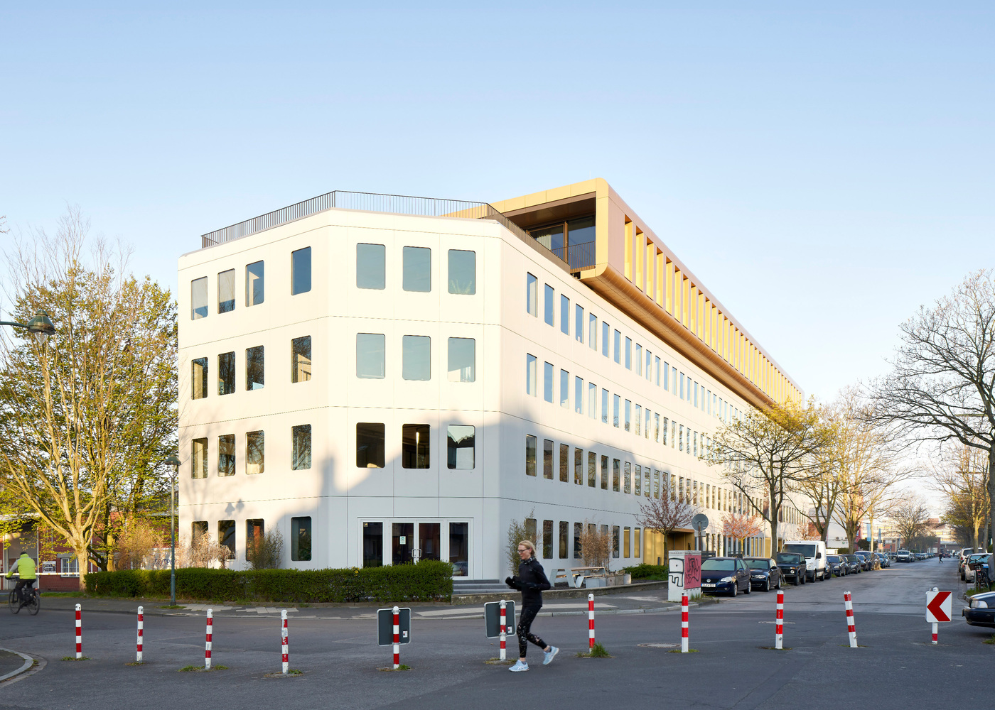 WERFT 16 办公大楼，用绿色建造技术为建筑设计金色帽檐.jpg