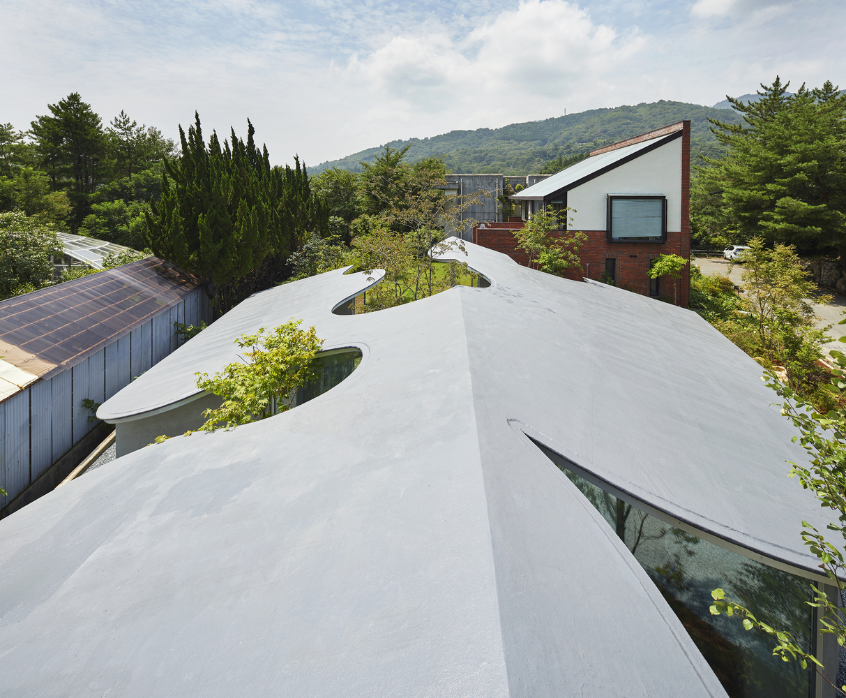 日本花园之家，打开屋顶模糊建筑与自然之间的边界.jpg