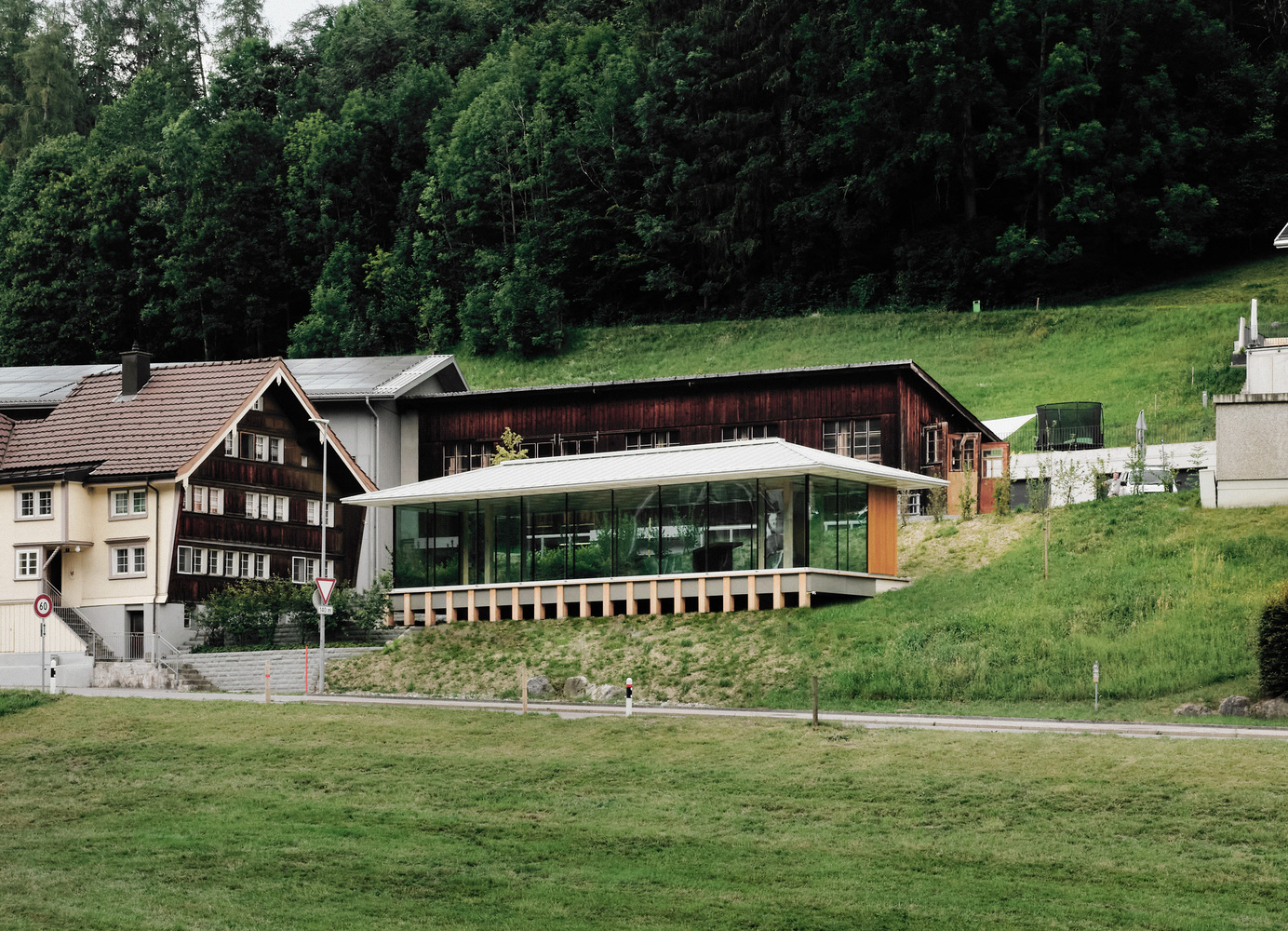 极简主义的Waldstatt展馆，将当地建筑元素做现代化诠释.jpg