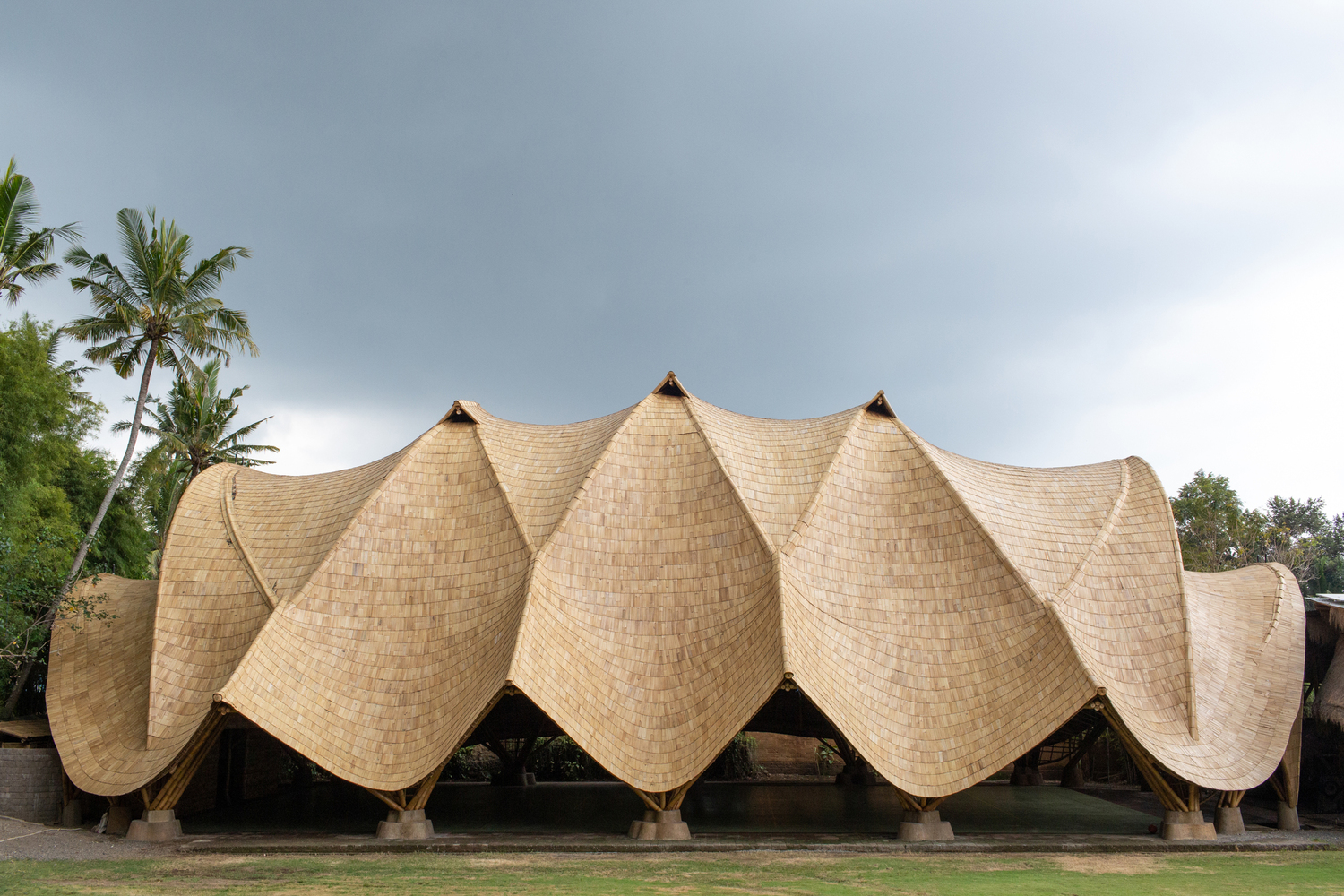 巴厘岛绿色学校用竹子打造，轻型架构建筑的未来范例.jpg