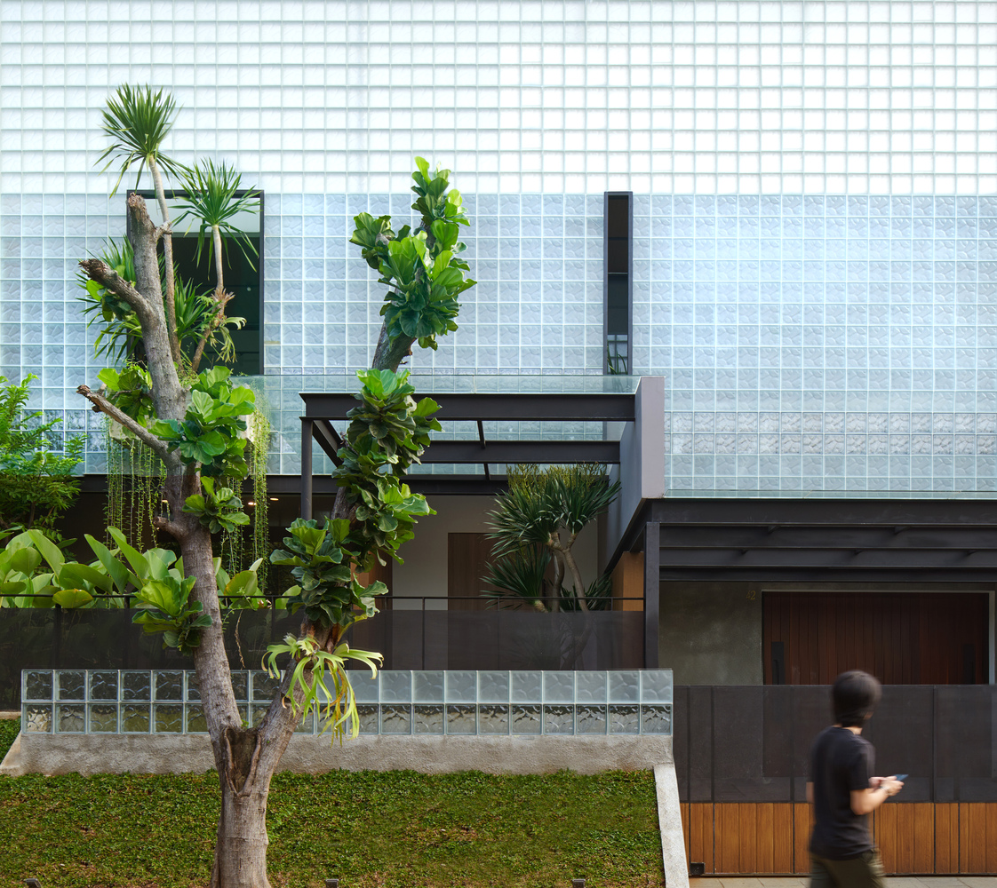 雅加达独立住宅用玻璃砖做立面，让阳光可以折射到房子中心.jpg
