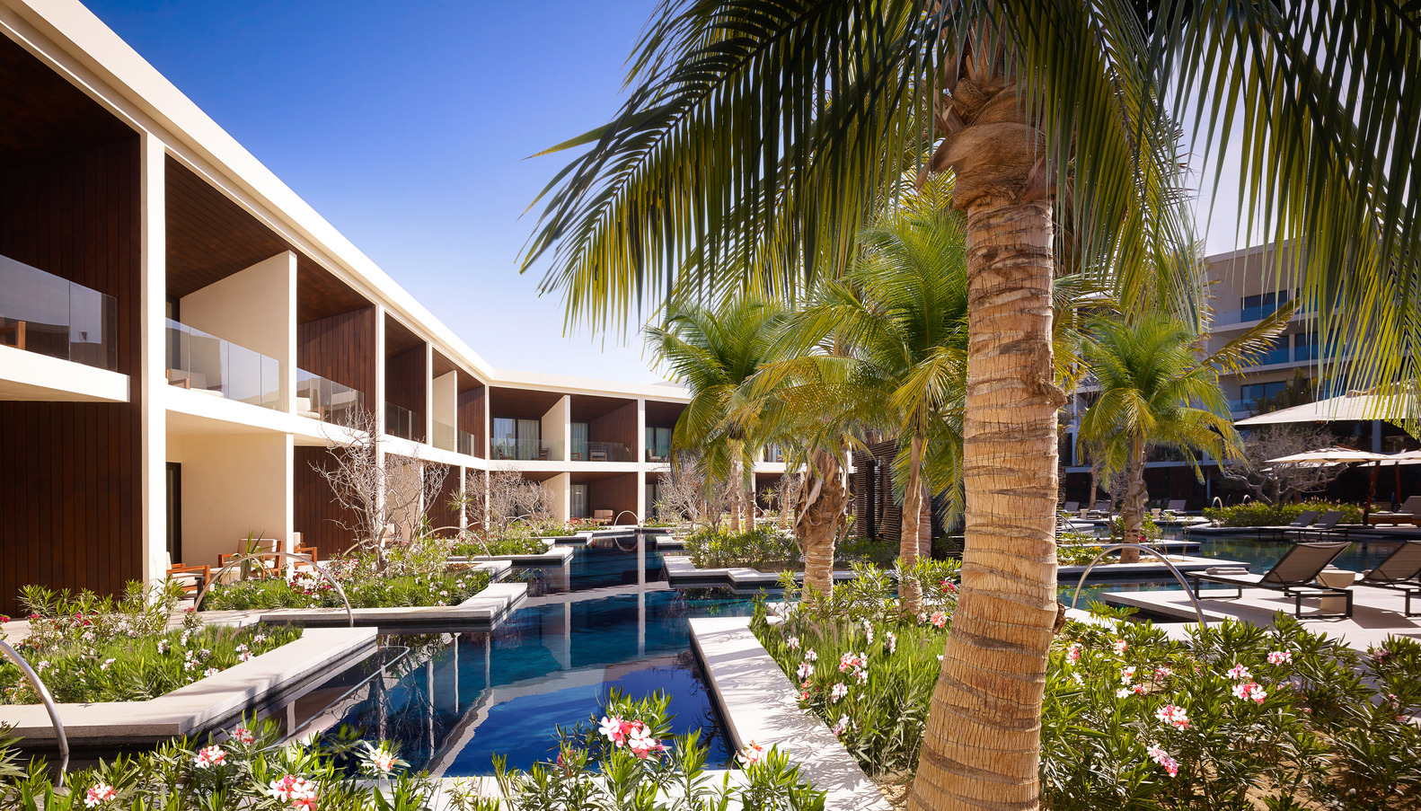 体验墨西哥度假酒店，通过建筑材料将建筑内部和外部完美过度.jpg