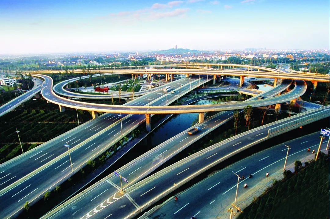 实现“视觉减速线”应划尽划，北京城市副中心进行行车道规划.jpg