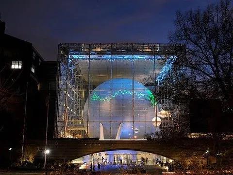 美国新海登天文馆，玻璃幕墙里悬浮着一个大球.jpg