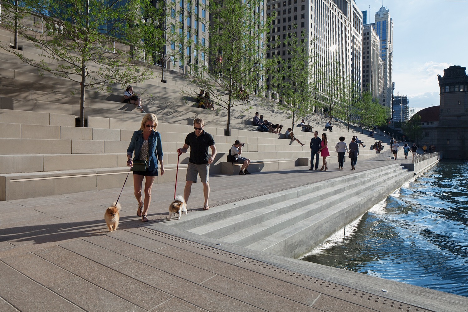 芝加哥滨河大道，对河流改造提高城市生态环境.jpg