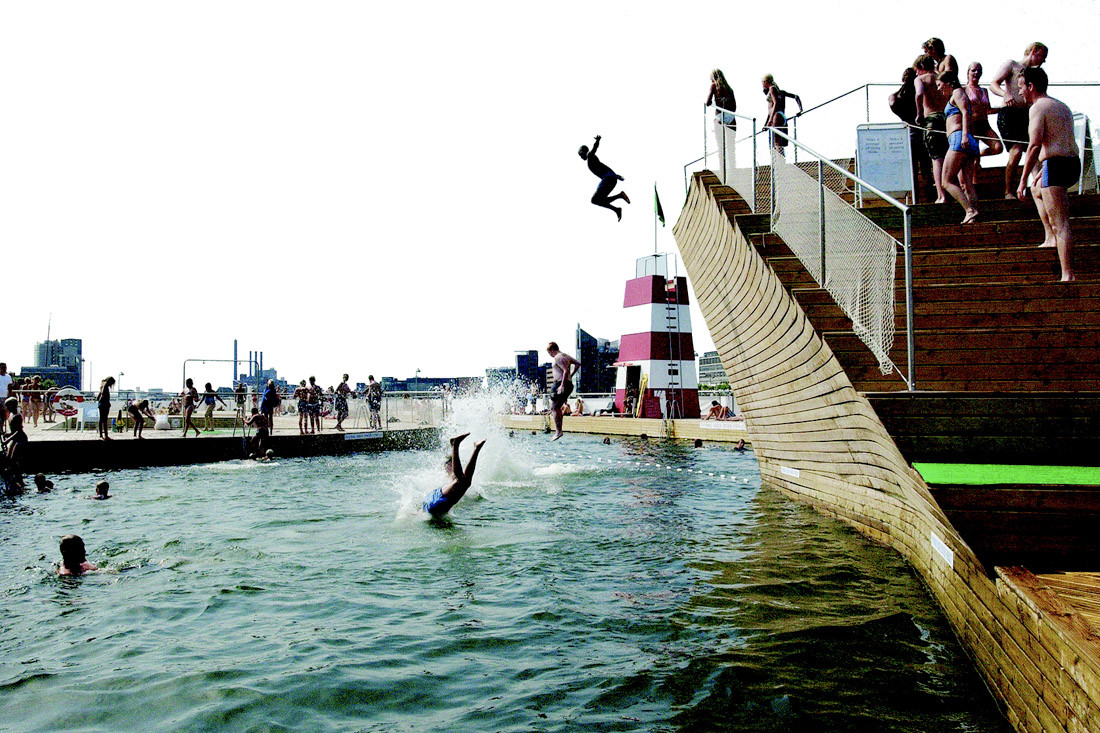 哥本哈根海港浴场，逐级下沉的台阶实现从陆地到水的过渡.jpg