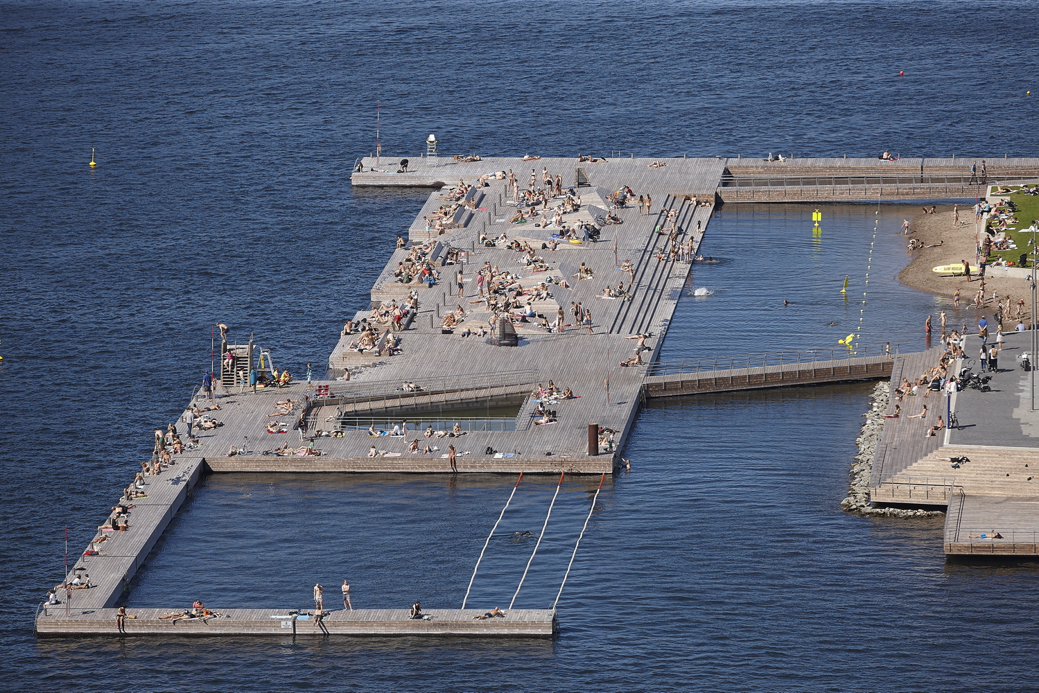 奥斯陆上的漂浮公园，码头的用材技术永久地修改了木材细胞壁.jpg