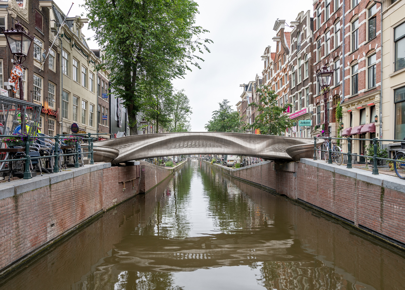阿姆斯特丹智能人行桥，3D打印技术打印出一座金属桥.jpg