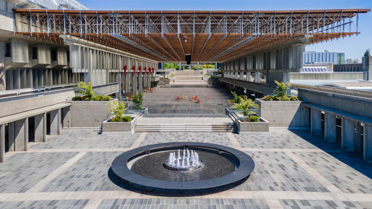 加拿大本拿比校园广场改造，极大的提升了校园室外公共空间的审美.jpg