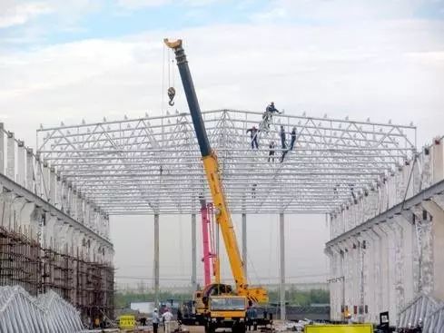 工期短、跨度大的钢结构工程，吊装时的安全技术措施.jpg