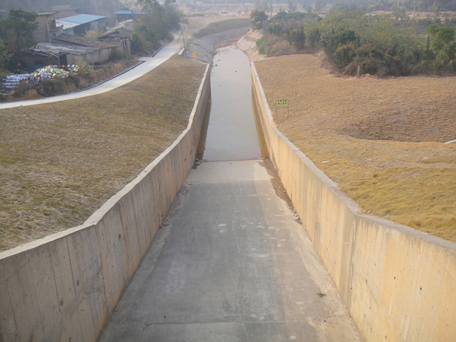 防止洪水漫坝失事河岸溢洪道的类型要了解