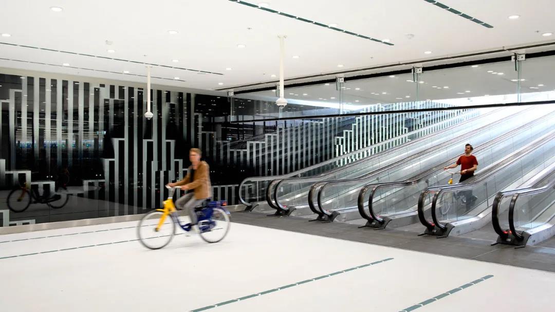 荷兰自行车停车场，让人们穿梭其中犹如置身博物馆.jpg