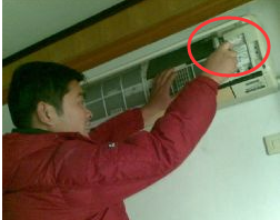 格力挂式空调手动开关在哪