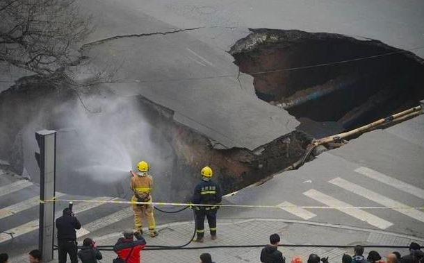 近两个月事故频发，地面坍塌的这些预兆你得知道