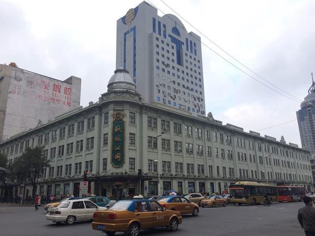 秋林公司,哈尔滨著名的老字号,由俄国人伊·雅秋林于1867年在俄国伊尔