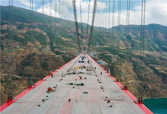 金沙江大桥迎来复工后重要节点！中交二航局标段桥面板率先吊装完成