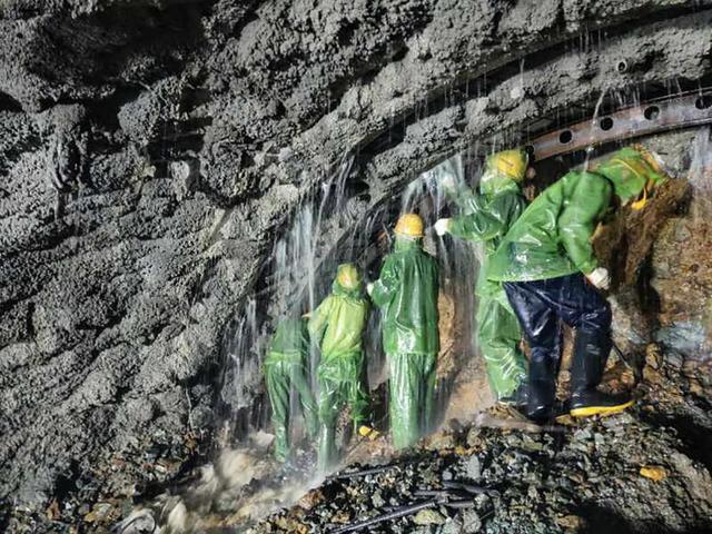 中铁隧道局施工人员在“雨”中作业(程凯 摄)
