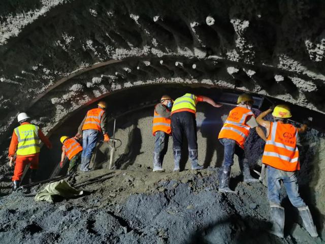 中铁隧道局施工人员在进行隧道支护作业(彭国武 摄)