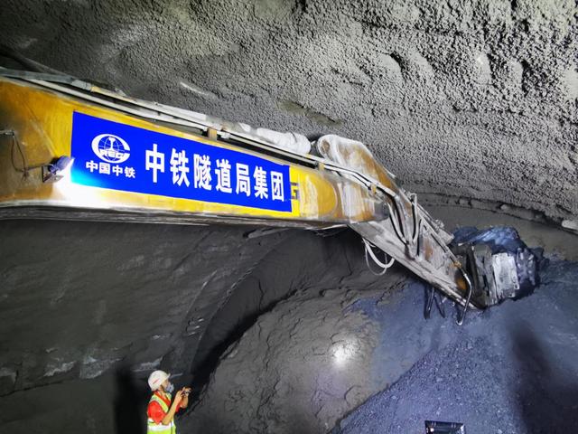 大型机械在隧道里进行开挖作业(彭国武 摄)