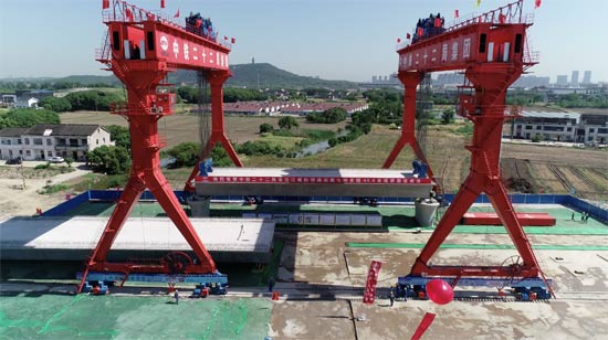 1000吨的箱梁，稳稳地架设在南沿江城际铁路桥墩上。