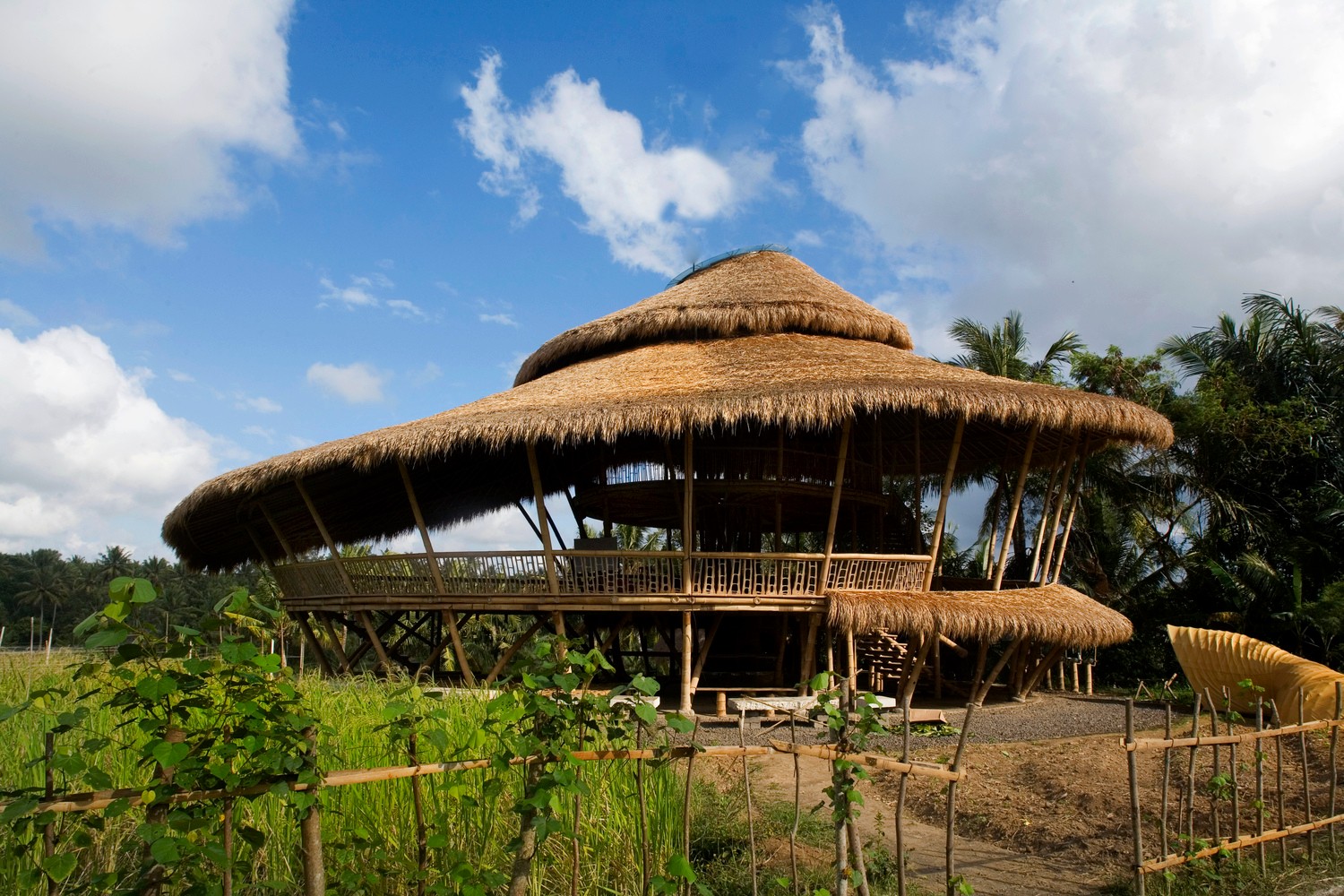 ibuku蜗牛屋,堪称全世界最简陋的竹办公空间 