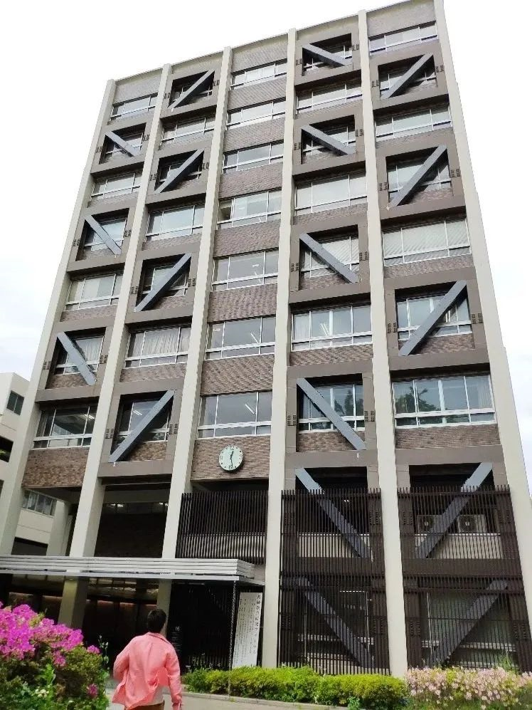 早稻田大学的一栋大楼的立面