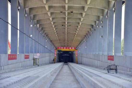 京雄城际铁路项目全线率先完成无砟轨道板铺设1